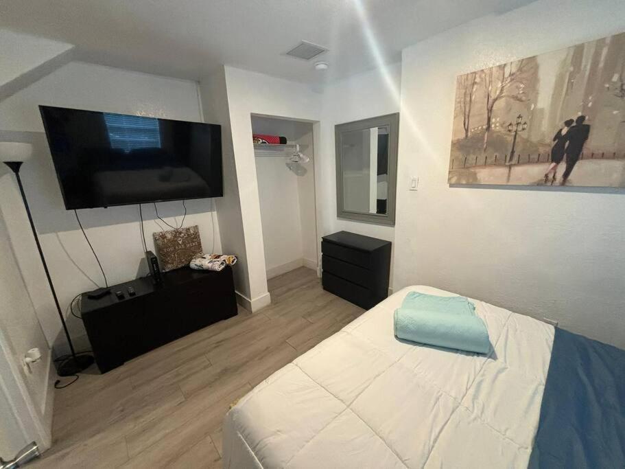 מיאמי Quiet & Centrally Located House - Private Parking, Laundry And Storage For Luggage מראה חיצוני תמונה