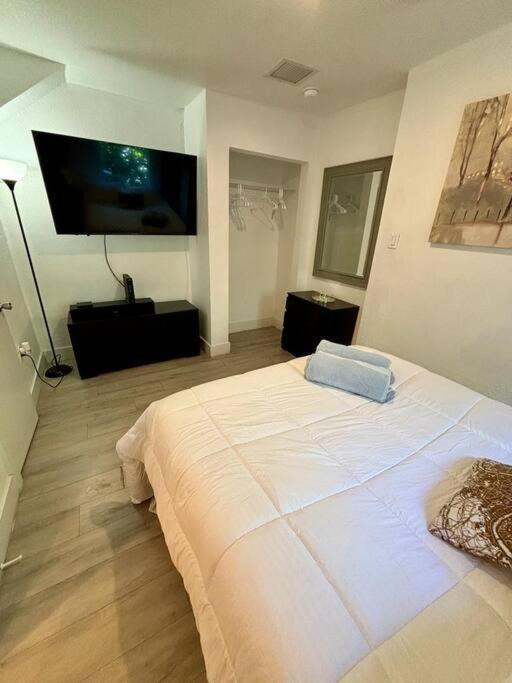 מיאמי Quiet & Centrally Located House - Private Parking, Laundry And Storage For Luggage מראה חיצוני תמונה