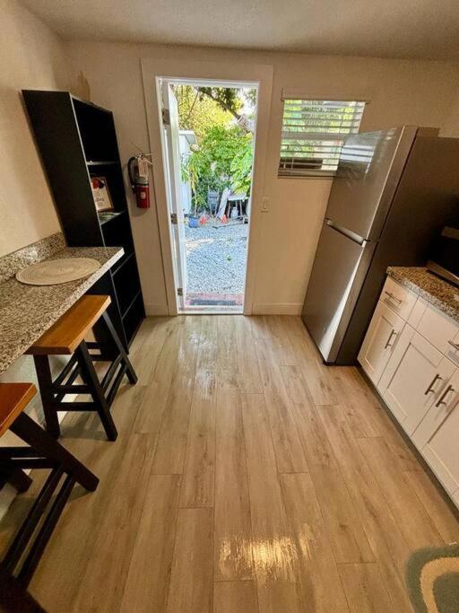 מיאמי Quiet & Centrally Located House - Private Parking, Laundry And Storage For Luggage מראה חיצוני תמונה